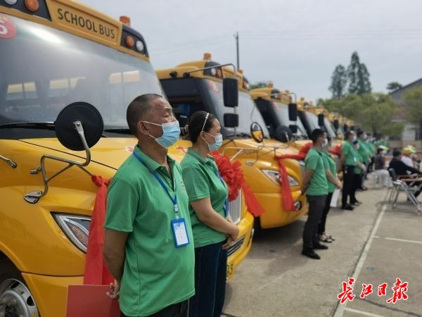 19輛“大鼻子”校車開進(jìn)偏遠(yuǎn)學(xué)校