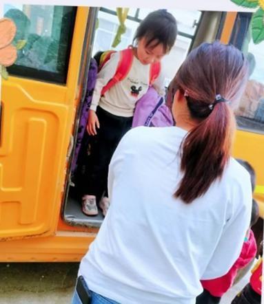 唐河臨港街道劉莊童星幼兒園開展校車安全演練活動