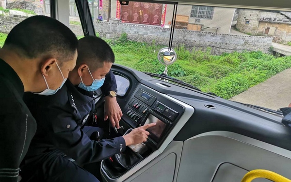 聯(lián)合校車安全檢查 營造道路交通環(huán)境