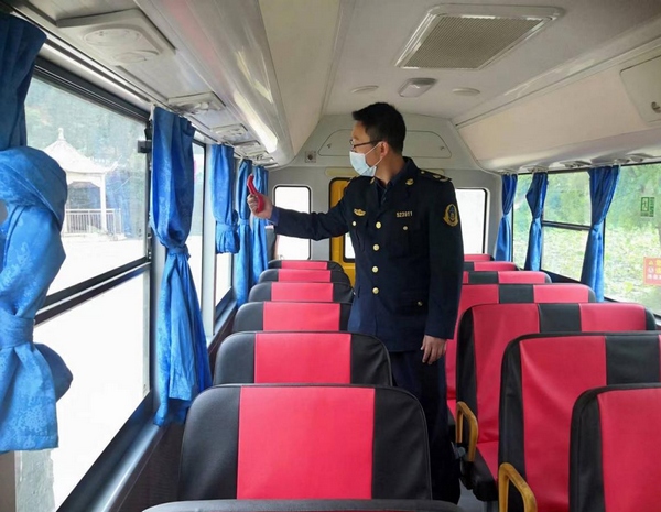 聯(lián)合校車安全檢查 營造道路交通環(huán)境