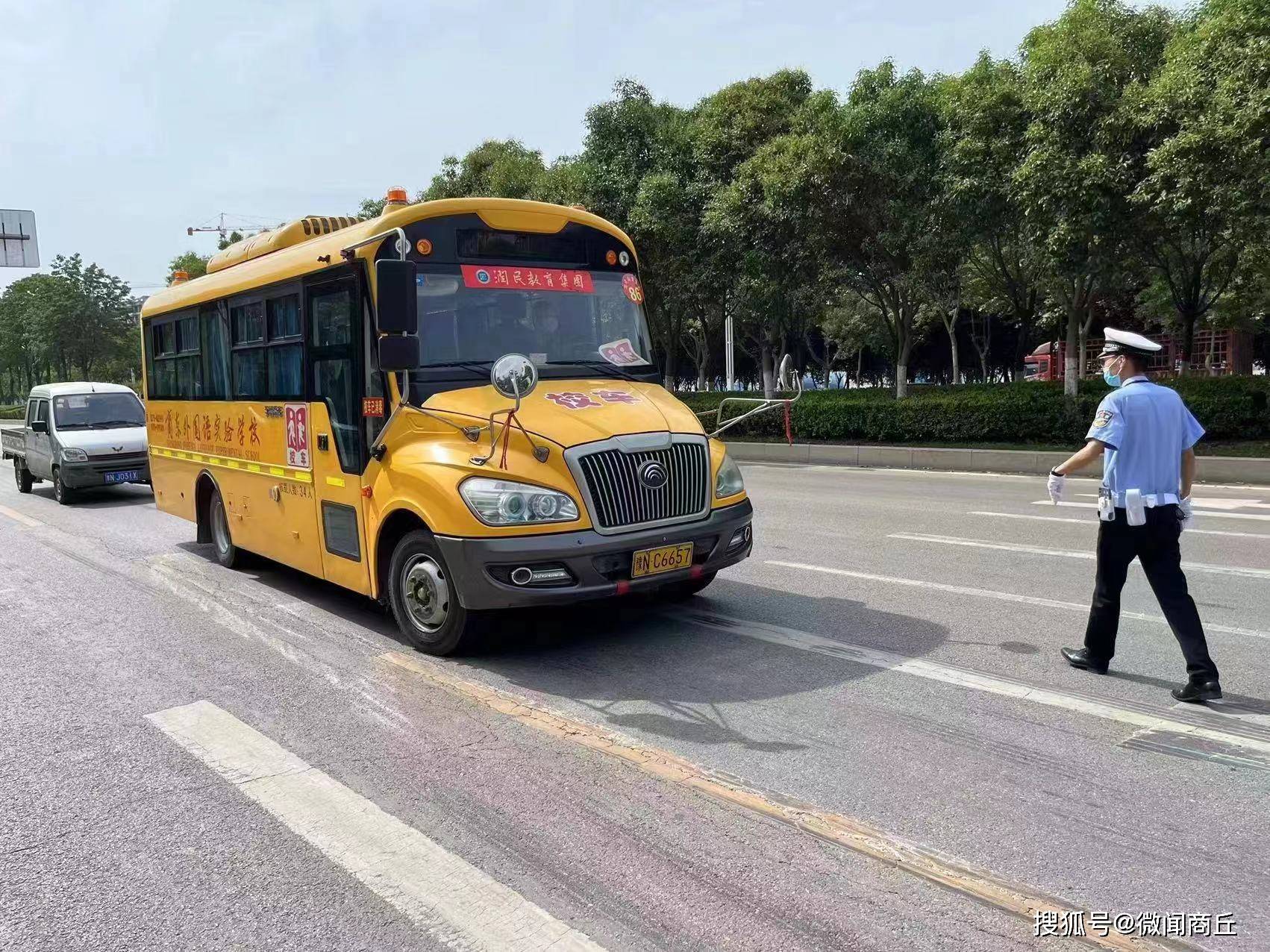 交警二大隊古宋中隊開展校車安全大檢查