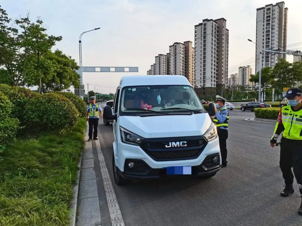 “黑校車”嚴重超員 金寨公安交警嚴懲不貸