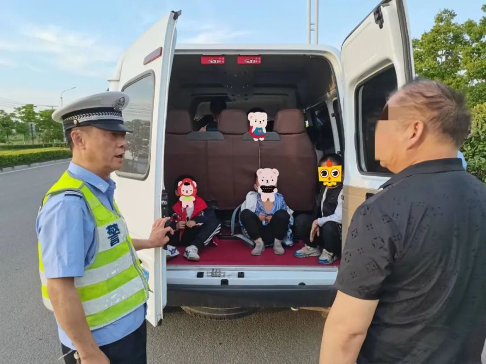 “黑校車”嚴重超員 金寨公安交警嚴懲不貸