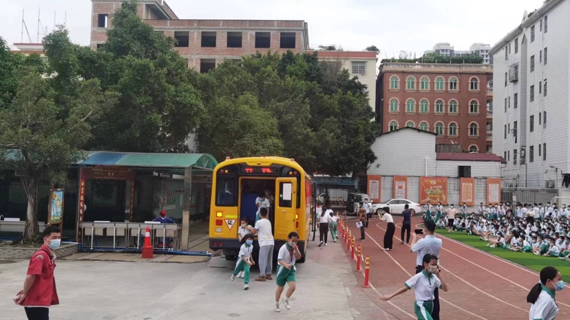 車輛冒煙、遇到事故怎么辦？校車應急演練走進校園