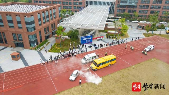 校車發生交通事故，并引發自燃？原是多部門聯合開展校車突發事故應急演練