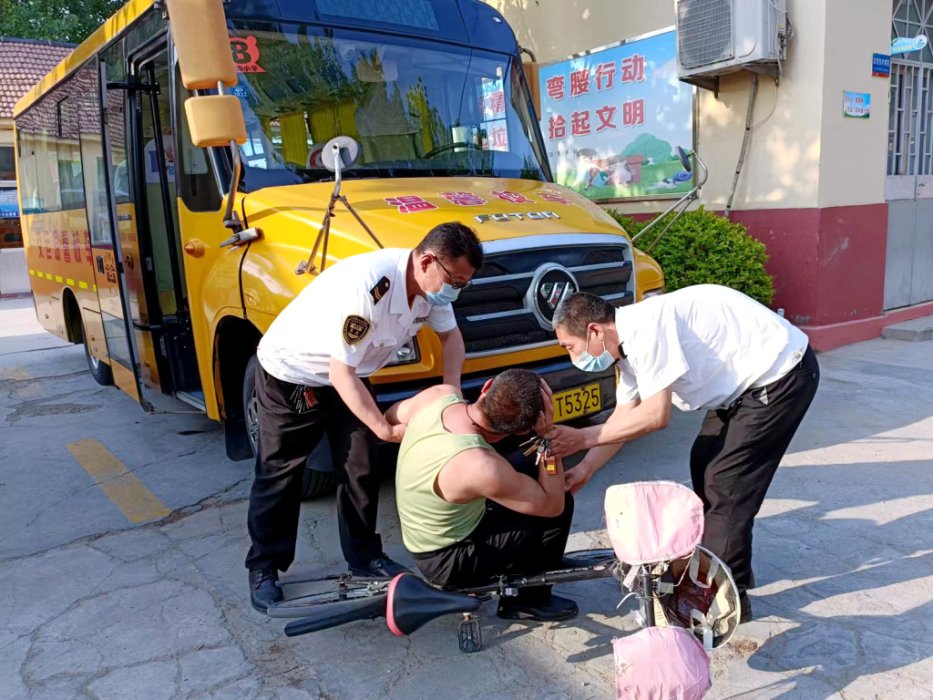 交運平度溫馨校車開展校車車輛交通事故應急演練