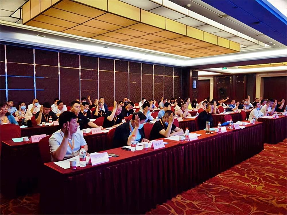 董建新當(dāng)選連任湖北省校車運營行業(yè)協(xié)會會長