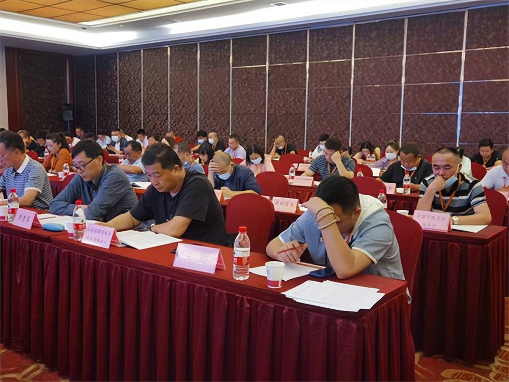 董建新當(dāng)選連任湖北省校車運營行業(yè)協(xié)會會長