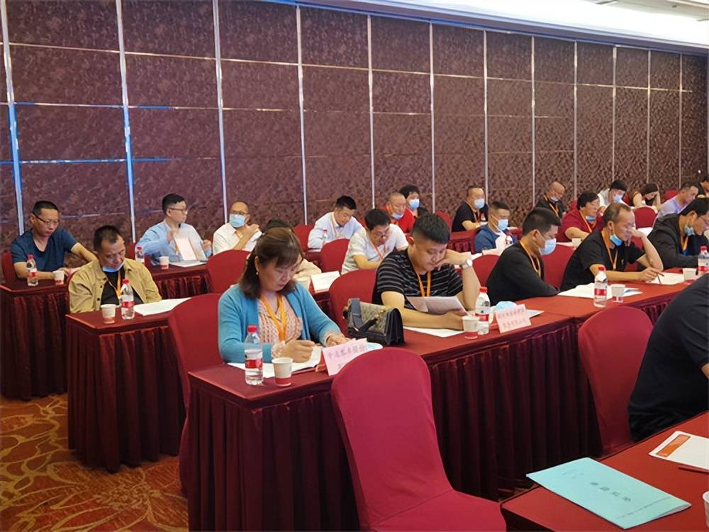 董建新當(dāng)選連任湖北省校車運營行業(yè)協(xié)會會長