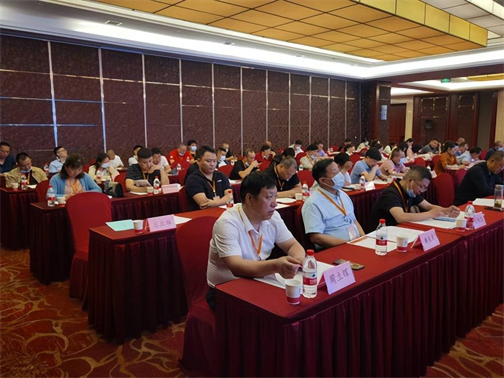 董建新當(dāng)選連任湖北省校車運營行業(yè)協(xié)會會長