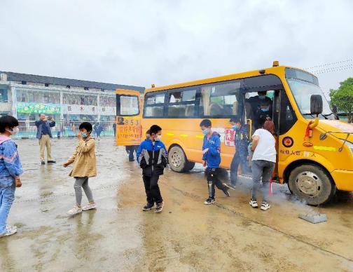 桃江浮邱山鄉擔水壩小學：校車應急疏散演練