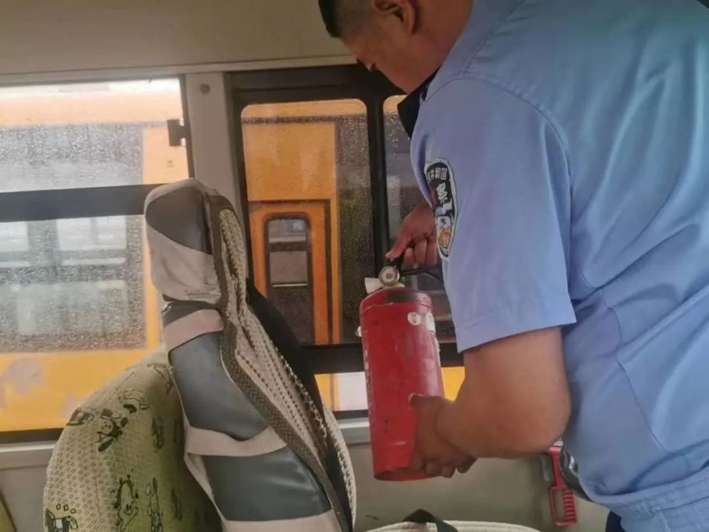 保駕護航幼兒園 交警為校車“體檢”