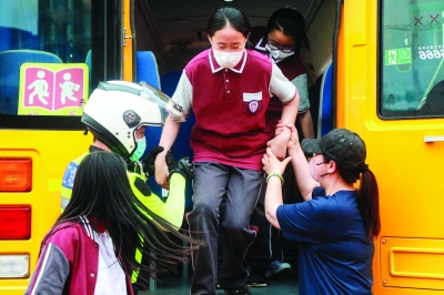 江北新區(qū)多部門聯(lián)合開展校車突發(fā)事故應急演練，交警正在轉(zhuǎn)移車內(nèi)師生。 通訊員 李欣 南京日報/紫金山新聞記者 王茸 攝 