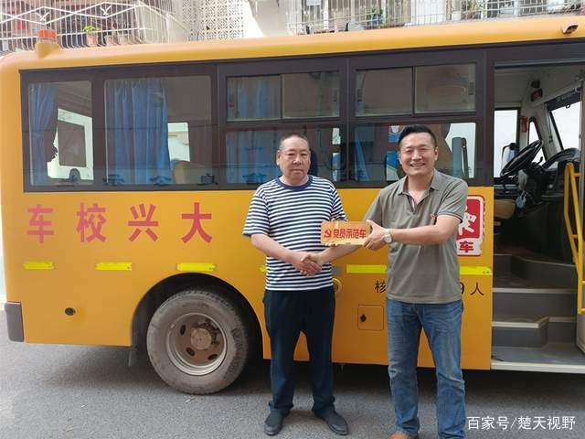 鄂州大興聯(lián)運(yùn)推出“黨員示范車”，打造靚麗的城市風(fēng)景線