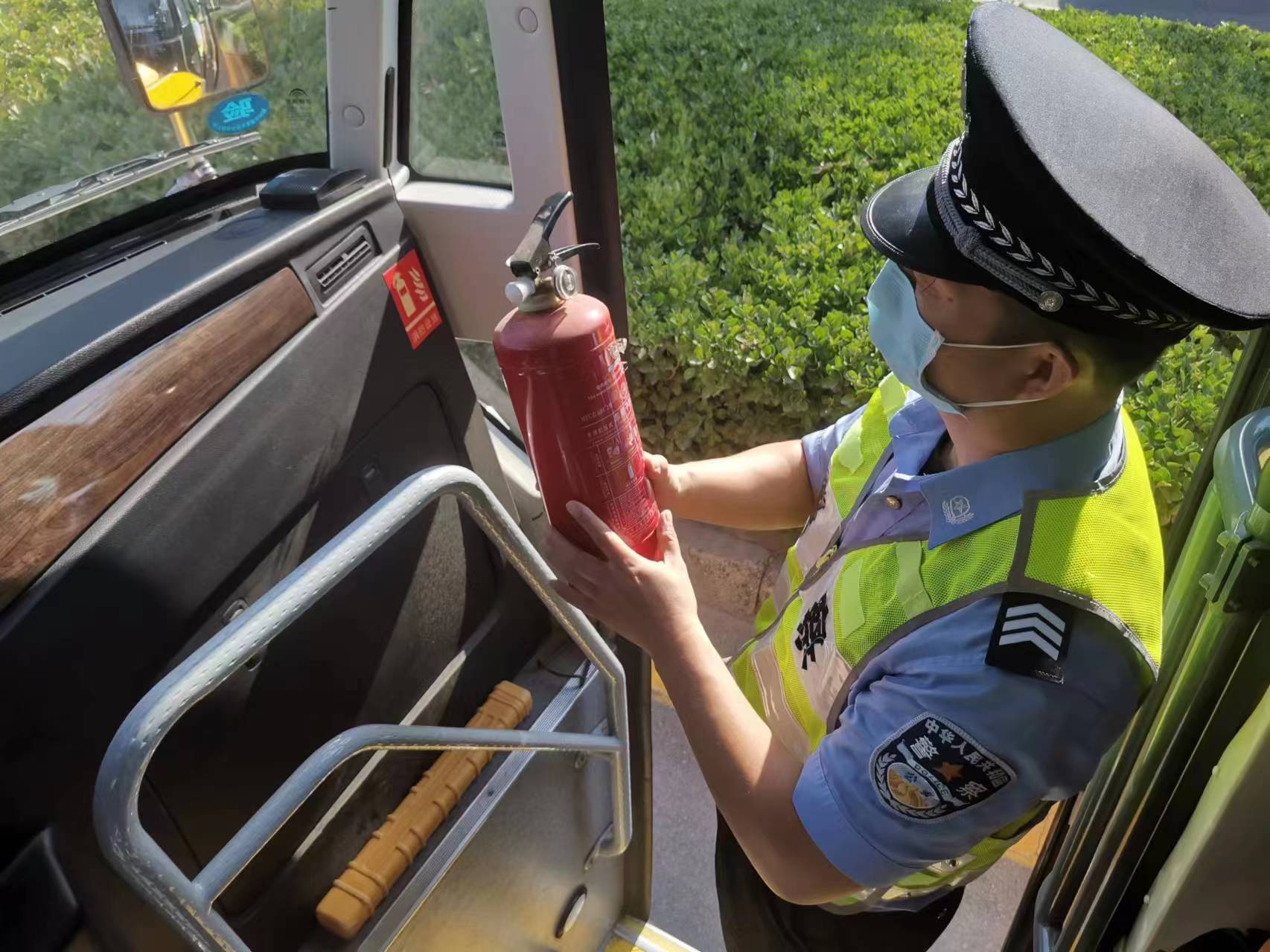 交巡警邯山一大隊嚴(yán)查校車安全 打造平安求學(xué)路