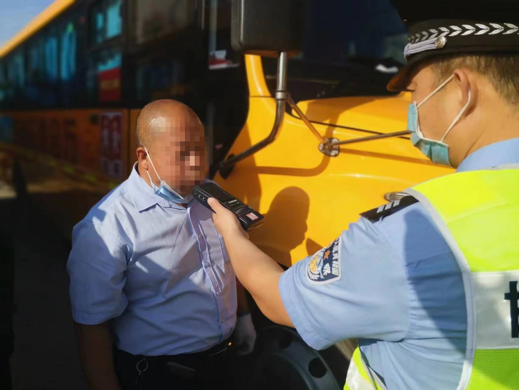 交巡警邯山一大隊嚴(yán)查校車安全 打造平安求學(xué)路