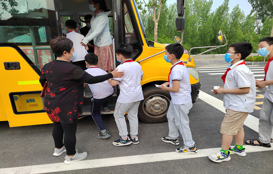 濟南高新區(qū)稼軒小學開展校車安全應急演練活動