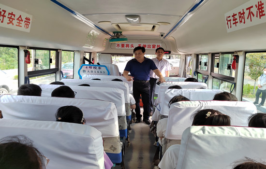 濟南高新區(qū)稼軒小學開展校車安全應急演練活動