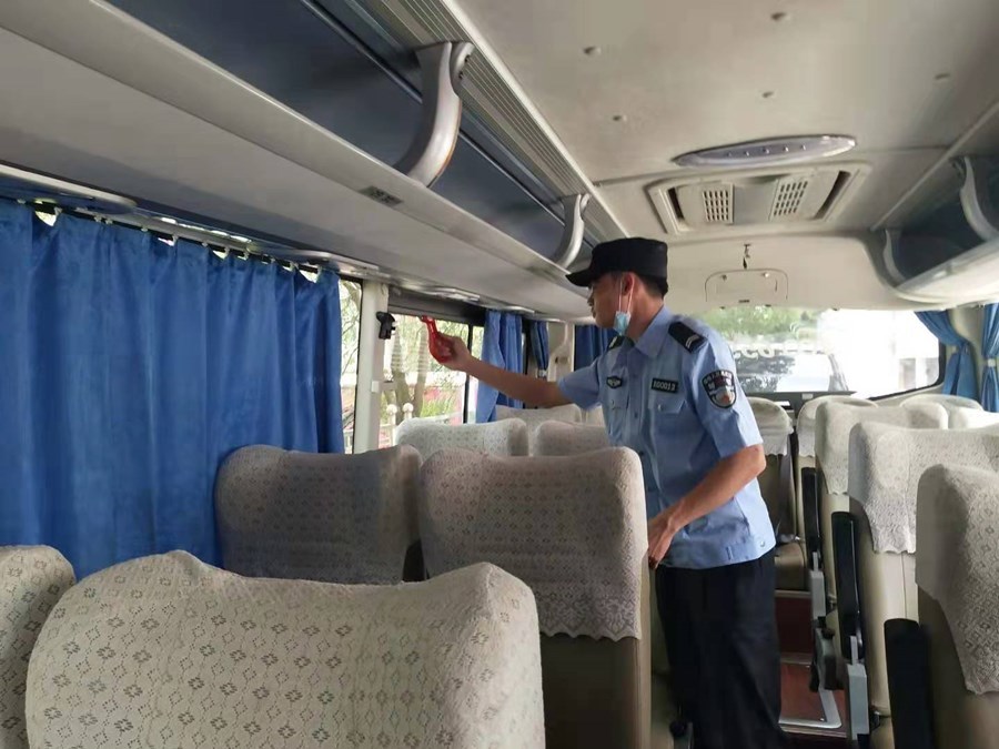 竹根灘派出所：“體檢”校車 護(hù)航高考