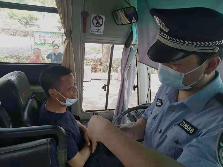 竹根灘派出所：“體檢”校車 護(hù)航高考