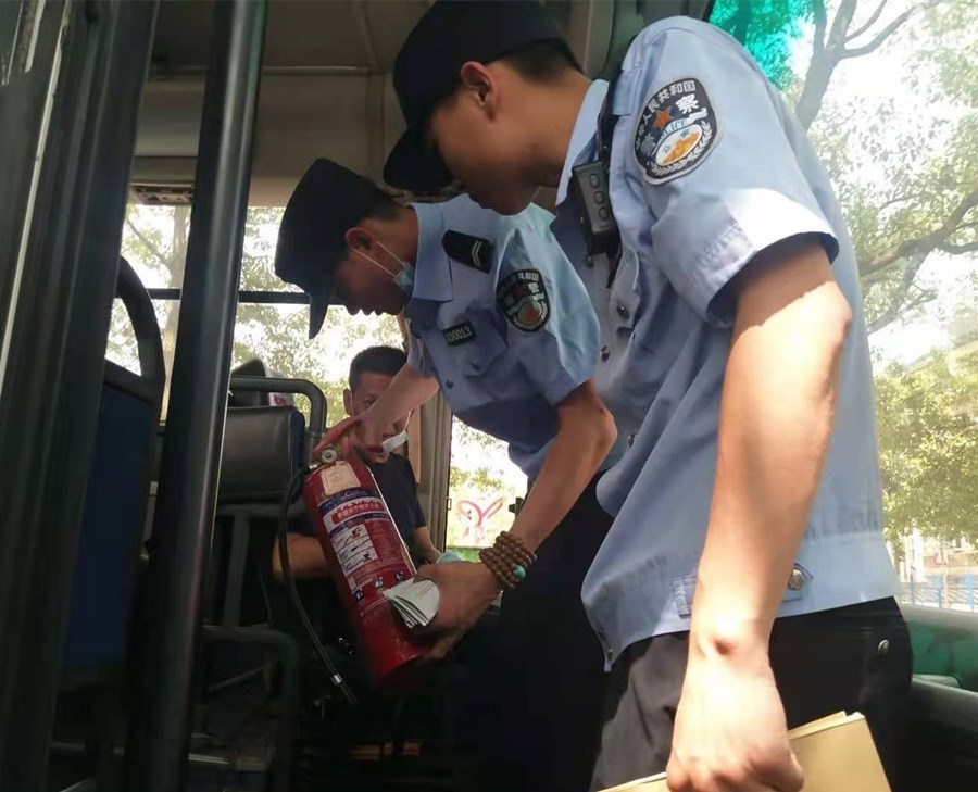 竹根灘派出所：“體檢”校車 護(hù)航高考