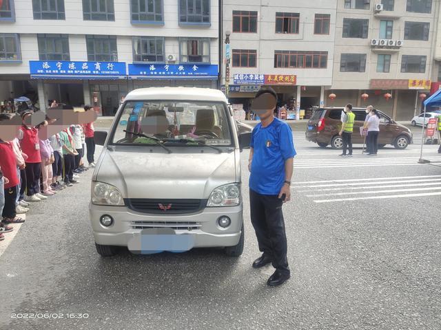 超載假校車被桂林龍勝交警查處