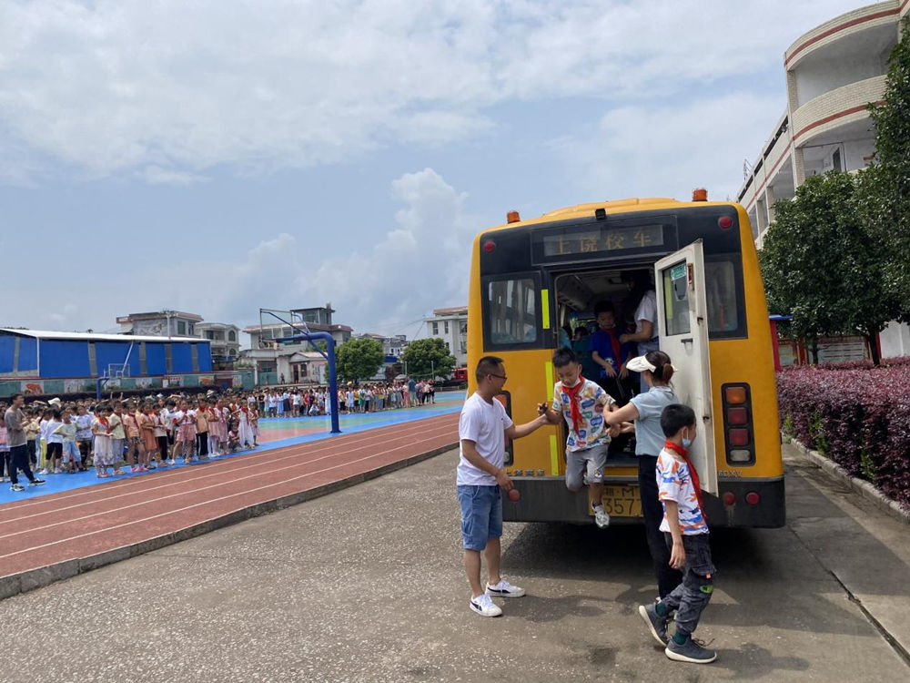 校車消防安全應急疏散演練進校園