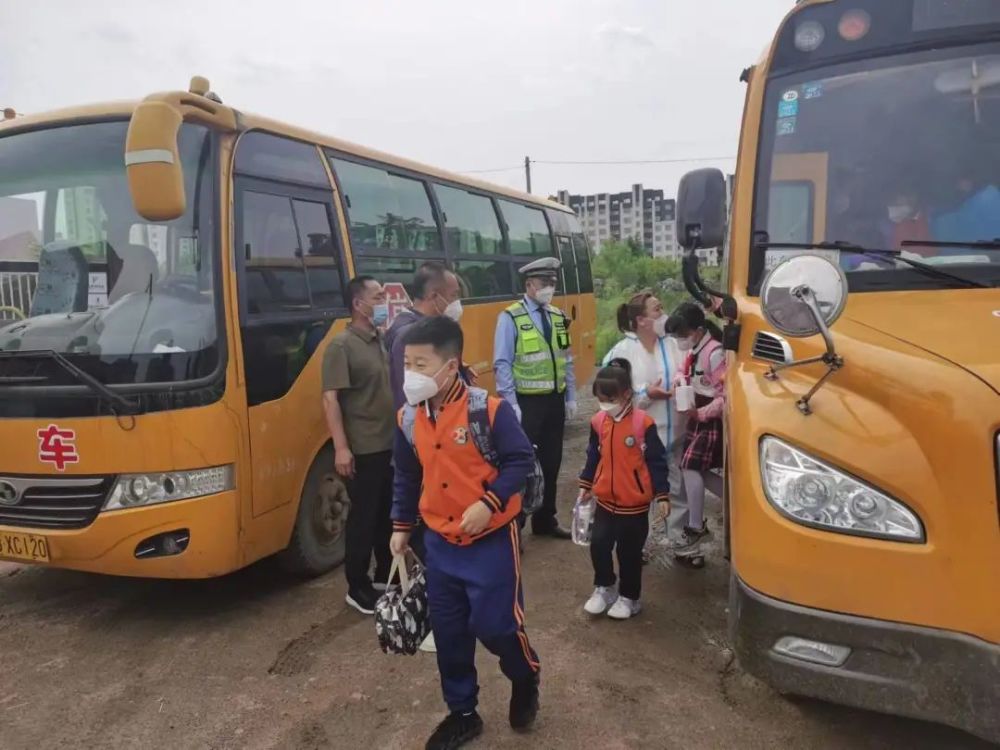 青衿之志 履踐致遠 船營交警為孩子們保駕護航