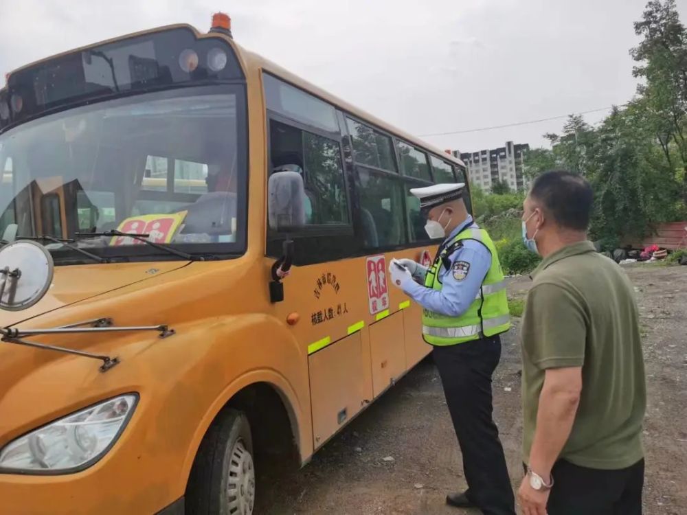 青衿之志 履踐致遠 船營交警為孩子們保駕護航