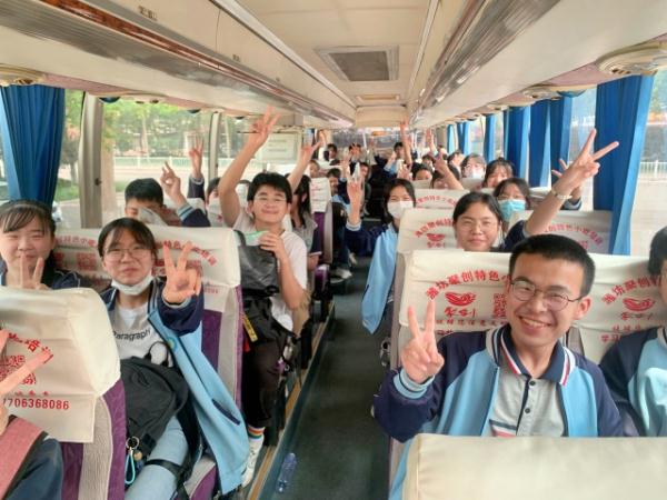 山東青州：考生慶祝中考結(jié)束