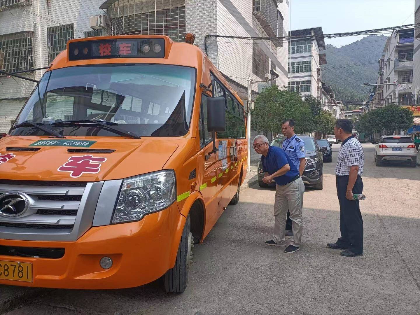 金洞：強化校車監(jiān)管 確保“花朵”安全