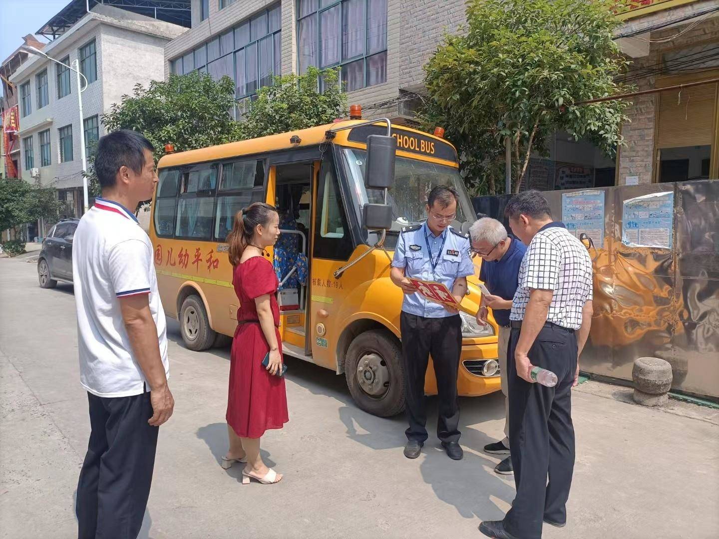 金洞：強化校車監(jiān)管 確?！盎ǘ洹卑踩? border=