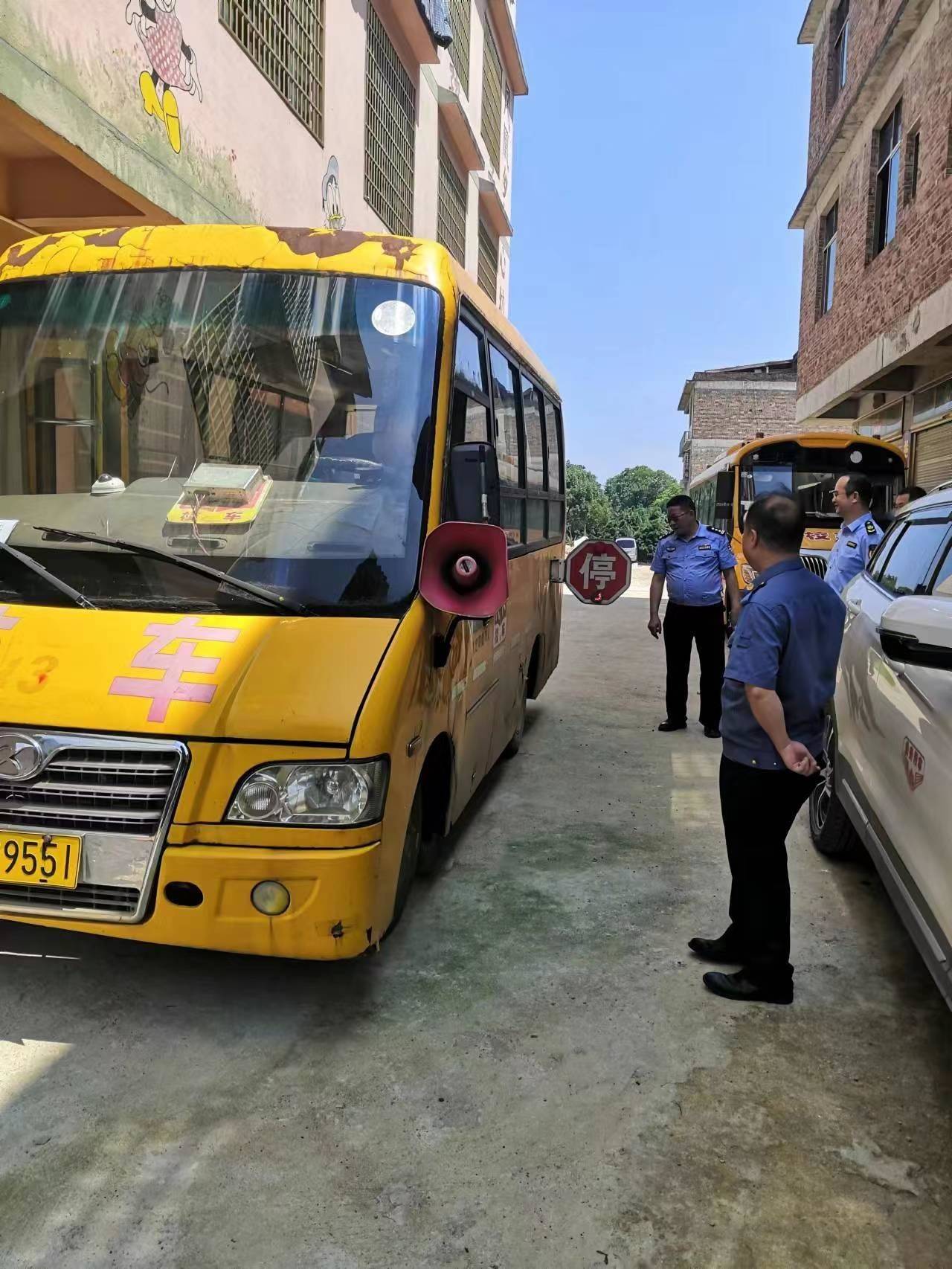 金洞：強化校車監(jiān)管 確?！盎ǘ洹卑踩? border=