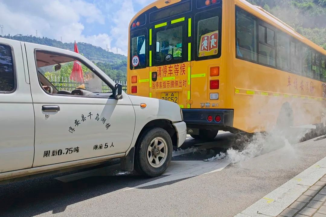 校車應(yīng)急演練 筑牢安全防線