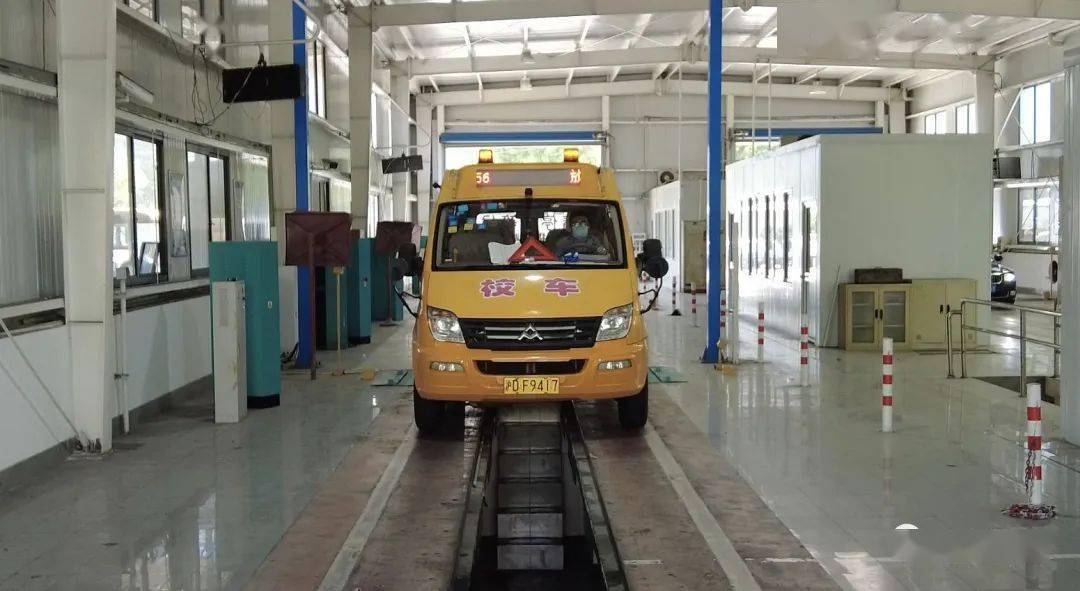 靜安交警開展校車安全檢查，護航校園安全