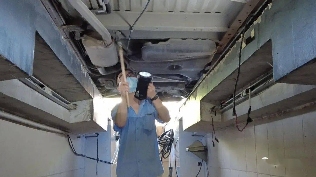 靜安交警開展校車安全檢查，護航校園安全