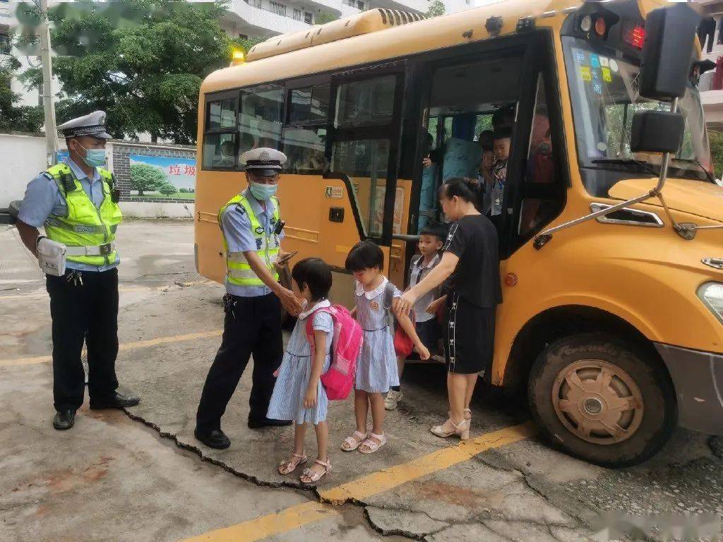 驚！化州一校車嚴(yán)重超載，限載28人竟擠了51人！