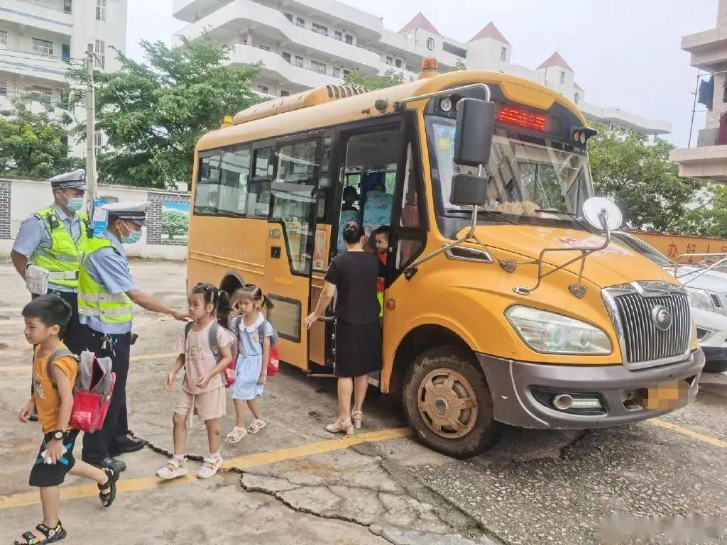 驚！化州一校車嚴(yán)重超載，限載28人竟擠了51人！