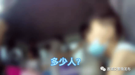 衡水1黑校車超載拉了一車孩子，連校車標(biāo)牌都沒有！