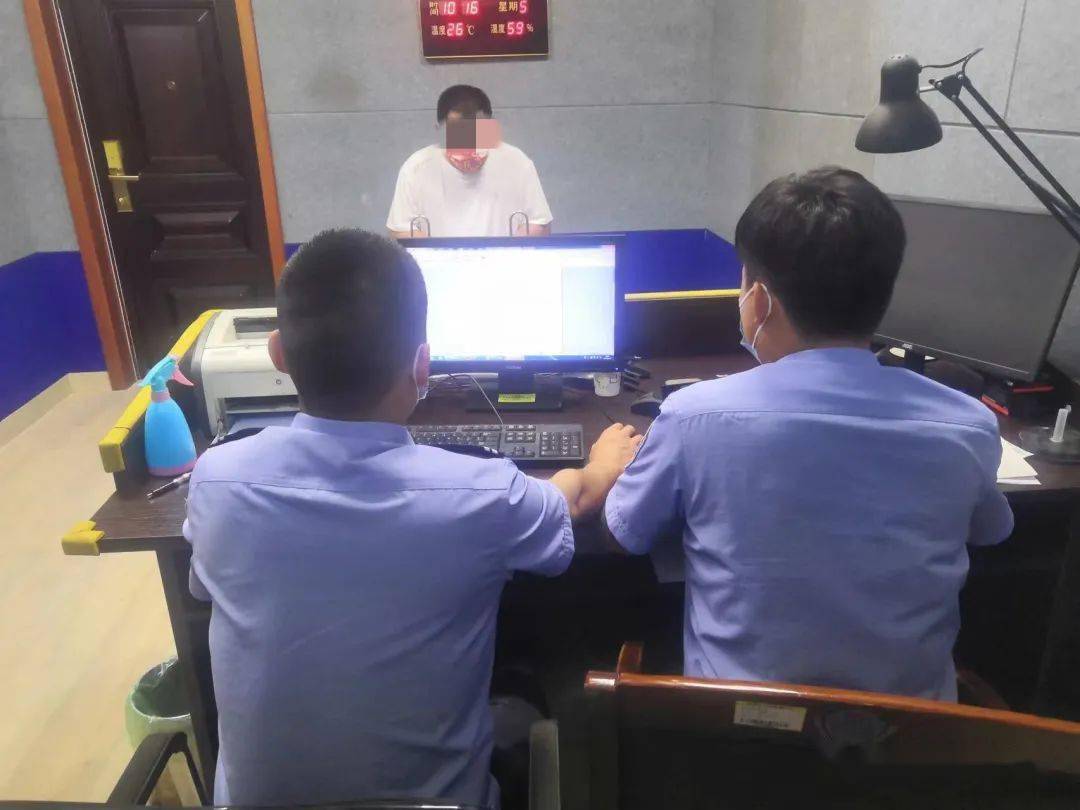 衡水1黑校車超載拉了一車孩子，連校車標(biāo)牌都沒有！