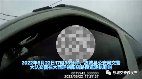 衡水1黑校車超載拉了一車孩子，連校車標(biāo)牌都沒有！