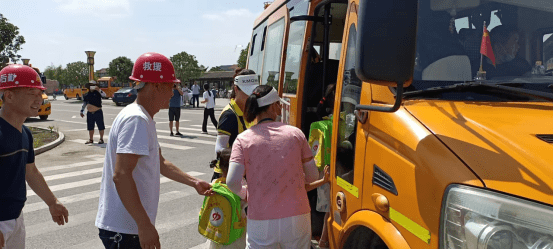 澧縣校車(chē)公司強(qiáng)化“安全生產(chǎn)月”開(kāi)展救援演練活動(dòng)