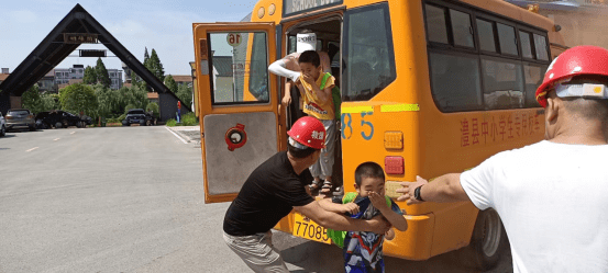 澧縣校車(chē)公司強(qiáng)化“安全生產(chǎn)月”開(kāi)展救援演練活動(dòng)