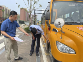 督導組走進高新校園，對校車安全進行專項檢查