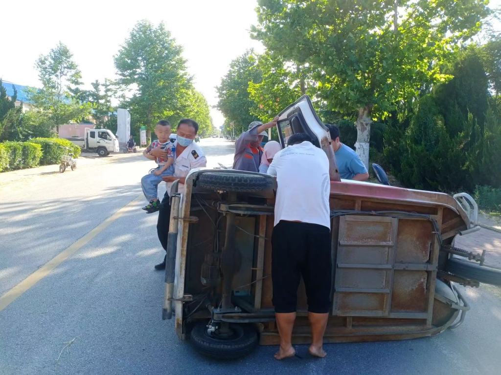 三輪車不慎側翻 平度校車駕照人員暖心救援