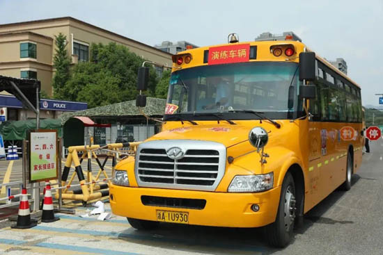 蕭山浦陽鎮中心小學開展校車突發情況應急疏散演練