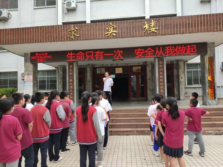 桓臺縣唐山鎮中學開展校車事故應急疏散演練