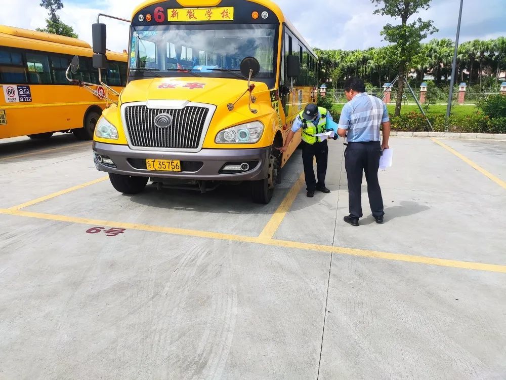 古鎮交警暑假前夕送安全“早餐”，學生、家長都有~