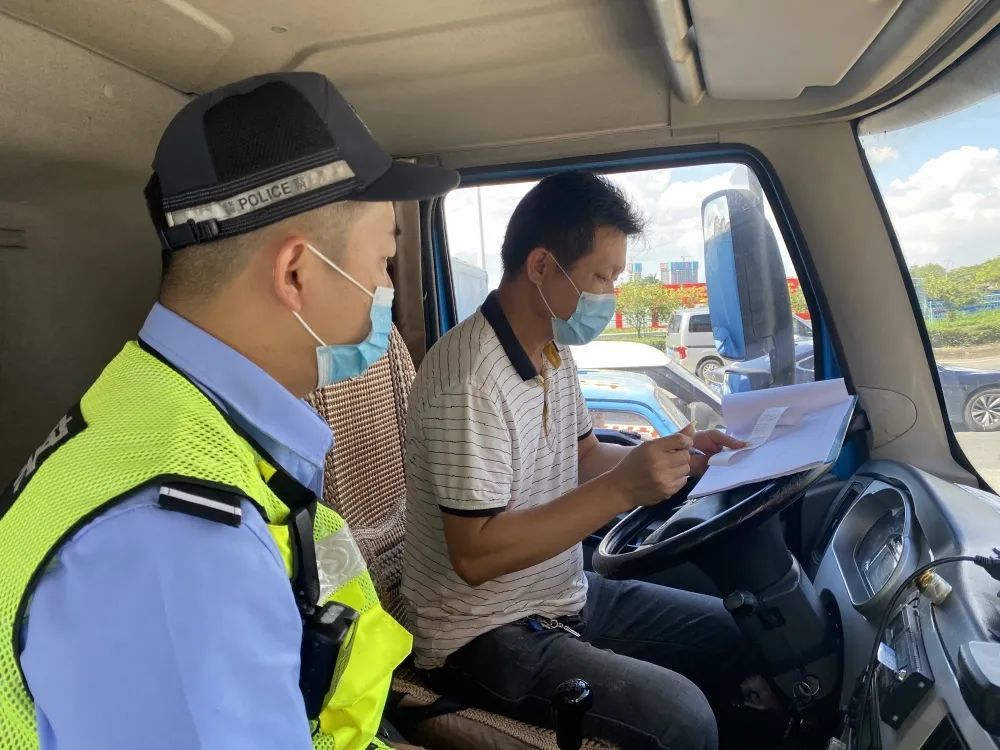 古鎮交警暑假前夕送安全“早餐”，學生、家長都有~