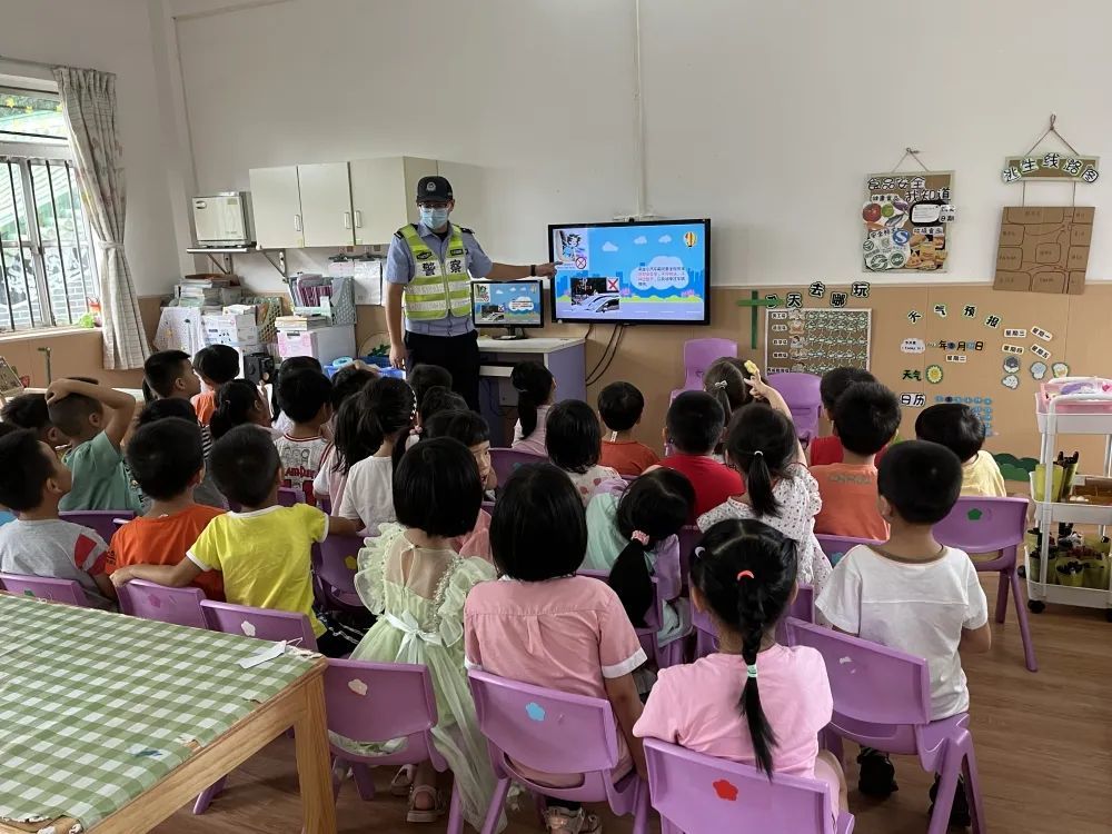 古鎮交警暑假前夕送安全“早餐”，學生、家長都有~